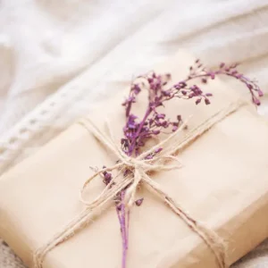 Joli paquet cadeau beige avec un brin de lavande en décoration