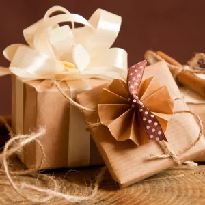 2 paquets cadeaux carrés brun et beige avec de gros rubans crème et rouille