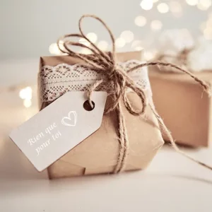 Petit cadeau beige avec étiquette "rien que pour toi"